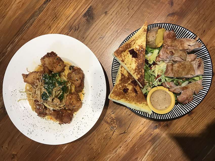 春三朝午，必點泰式塔香鹽酥雞義大利麵，炸雞皮薄酥脆、肉嫩多汁。免收服務費｜寵物友善餐廳｜台中西屯逢甲美食