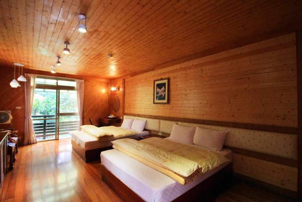 溪頭妖怪村前新好聖地小木屋(New Holy Land BnB)