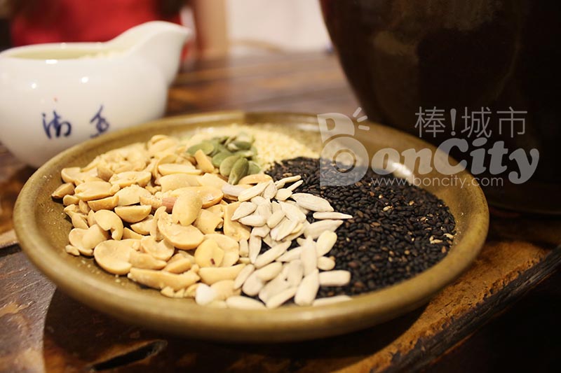 《新竹老街好吃好玩推薦》客家擂茶-練手臂時間到，快揪親朋好友一起逗陣來接力，蠻力過後，享受茶香四溢的滋味，好喝又好玩。