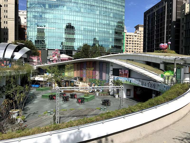 草悟廣場－緊鄰勤美誠品綠園道與草悟道，適合家庭親子活動、遛毛小孩的好地方