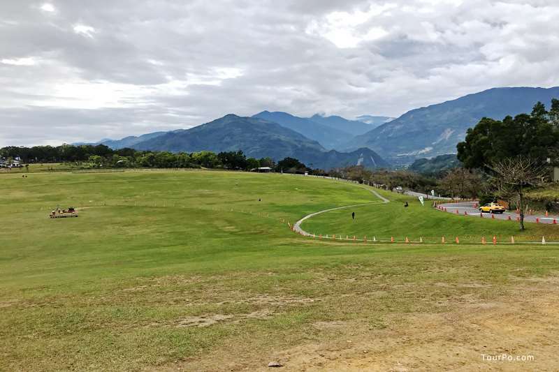 台東鹿野高台-熱氣球、飛行傘、大草皮滑草、放風箏
