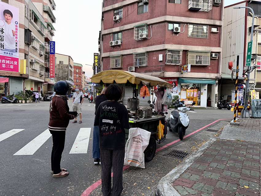阿伯羅家傳統豆花，穿梭在巷弄的豆花攤車，沿途放送著島輝的叫賣聲｜台中南區美食小吃