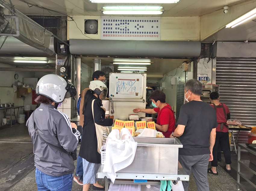 靜宜早點 台中數一數二好吃的燒餅，蔥肉餅、鹹豆漿更是不能錯過｜內含菜單｜台中南區美食傳統早餐