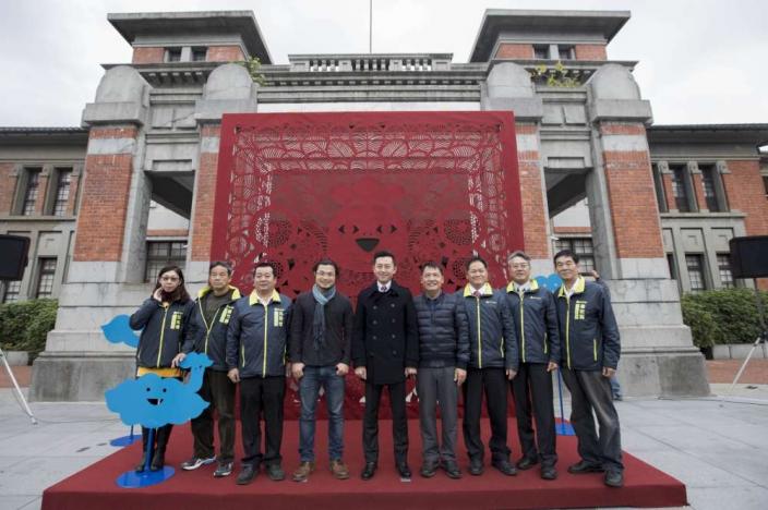 4米高大型剪紙「擁抱奇雞慶吉年」府前廣場揭幕 林智堅市長：伴市民喜迎金雞年
