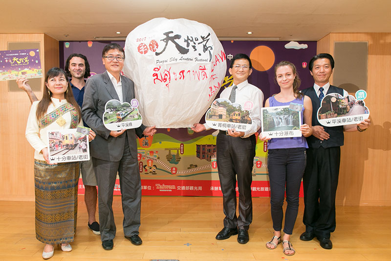 2017新北市平溪天燈節 山城賞月 平溪築夢 來自世界各地好朋友．中秋佳節相聚在平溪