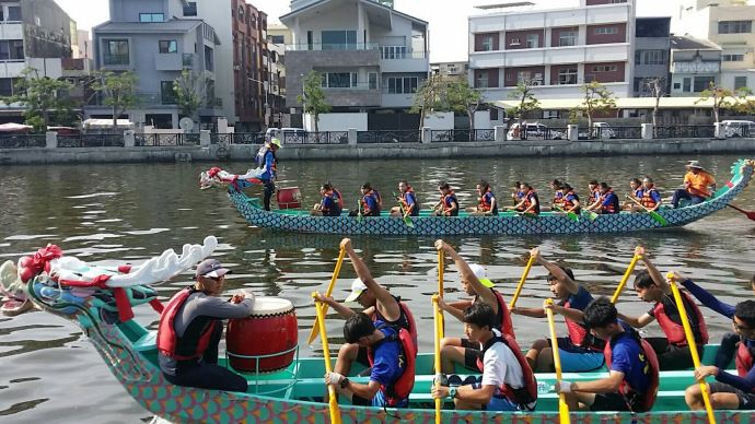 搭乘運河遊船體驗划龍舟的氣氛，錯過今年再等一年(2018臺南市國際龍舟錦標賽)