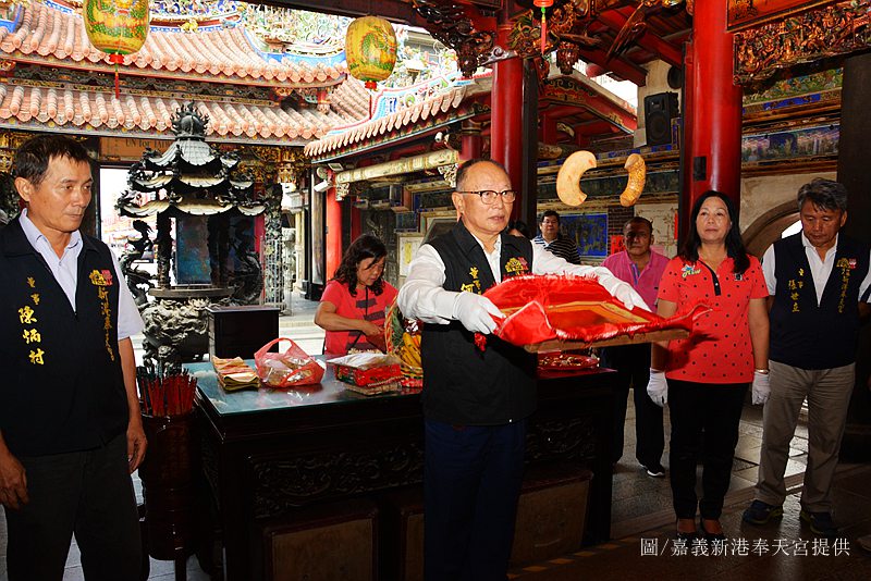 新港奉天宮開台媽祖駐台400年「馨護臺灣‧騎島平安」活動擲杯