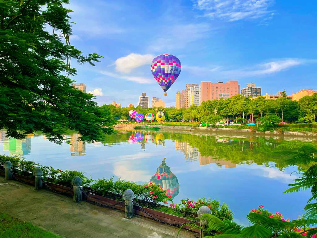 全國壓軸高雄愛．月熱氣球9/5奇幻月世界起飛 9/16浪漫愛河接棒 錯過這次再等一年！ 網路售票秒殺 視天候狀況現場釋出繫留搭乘名額 購票搭乘及美照拍攝資訊看這裡